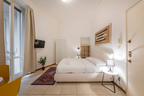 Bed, TV and multimedia, Photo of the whole room, Bedroom, towels