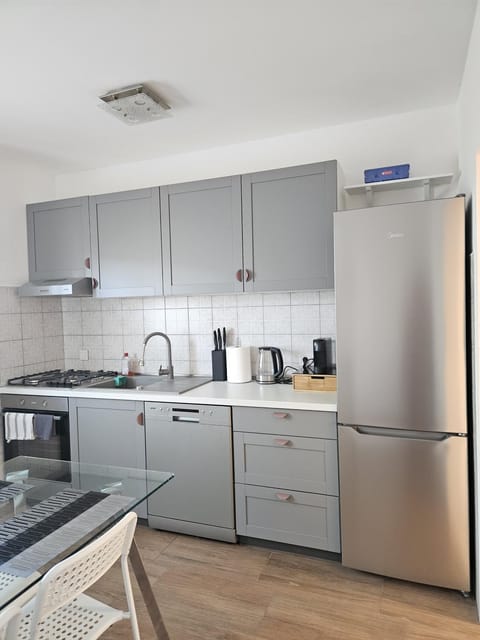 Coffee/tea facilities, Kitchen or kitchenette, dishwasher, oven, stove