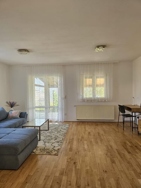 Photo of the whole room, Seating area