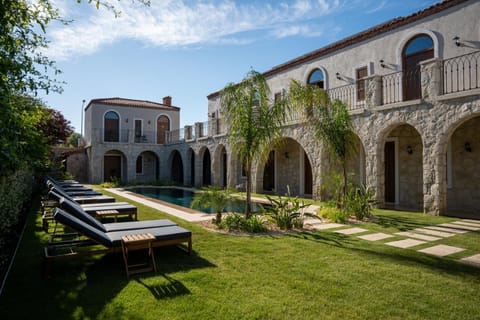Property building, Day, Garden, Garden view, Swimming pool, sunbed