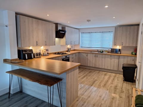 Coffee/tea facilities, Kitchen or kitchenette, Dining area, oven, stove, toaster