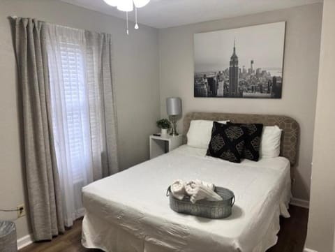 Simple 1950s Home Budget Stay , Basic comforts Apartment in Tallahassee