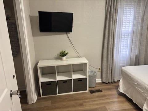 Simple 1950s Home Budget Stay , Basic comforts Apartment in Tallahassee