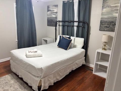 Simple 1950s Home Budget Stay , Basic comforts Apartment in Tallahassee