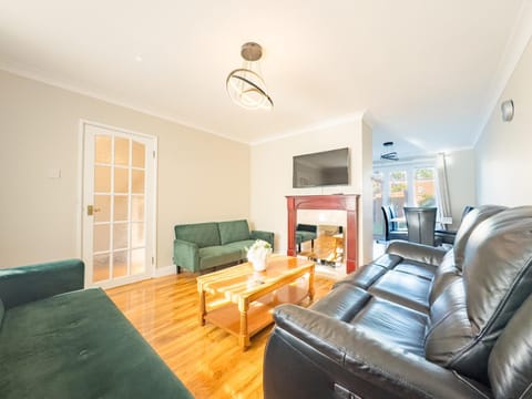 TV and multimedia, Living room, Seating area, Dining area