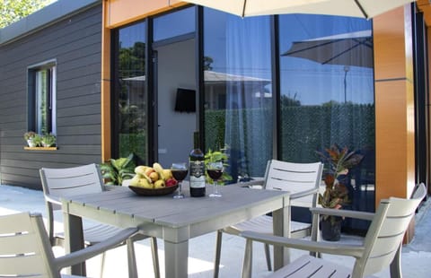 Patio, Communal lounge/ TV room, Day, Garden, TV and multimedia, View (from property/room), Balcony/Terrace, Dining area, Evening entertainment, Garden view