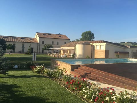 Property building, Day, Garden, Garden view, Swimming pool