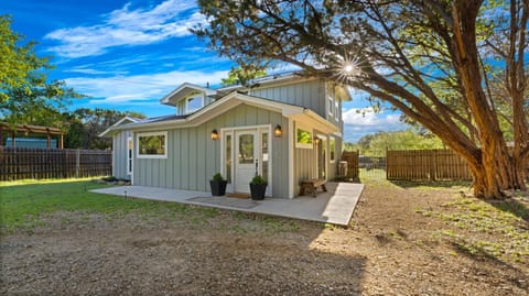 NEW Campfire Cottage River Access Shared Pool House in Canyon Lake