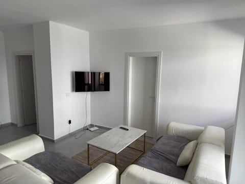 Communal lounge/ TV room, TV and multimedia, Living room, internet