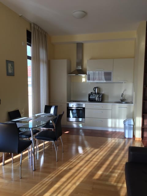 Kitchen or kitchenette, Dining area