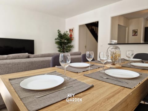 Communal lounge/ TV room, TV and multimedia, Living room, Dining area