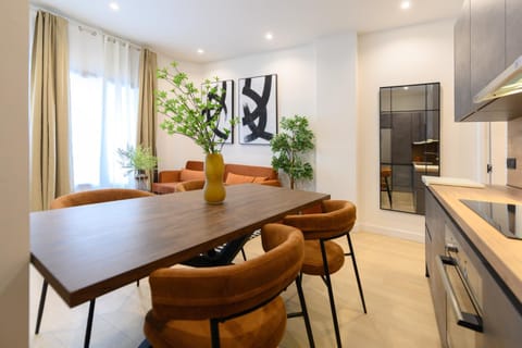 Tu hogar en la ciudad piso de 3 habitaciones 3 baños y todo el confort moderno Madrid AGU230 Apartment in Centro