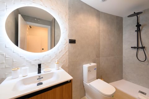 Tu hogar en la ciudad piso de 3 habitaciones 3 baños y todo el confort moderno Madrid AGU230 Apartment in Centro