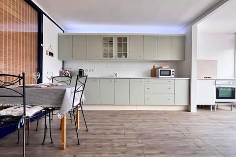 Kitchen or kitchenette, Dining area, oven