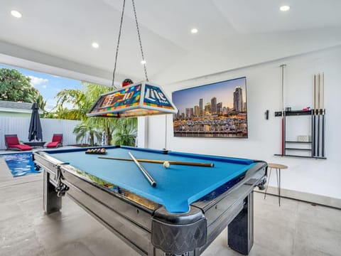 Playhouse! 3mins Hard Rock, Heated Pool, Tub & Games Villa in Miami Gardens