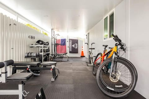 Playhouse! 3mins Hard Rock, Heated Pool, Tub & Games Villa in Miami Gardens