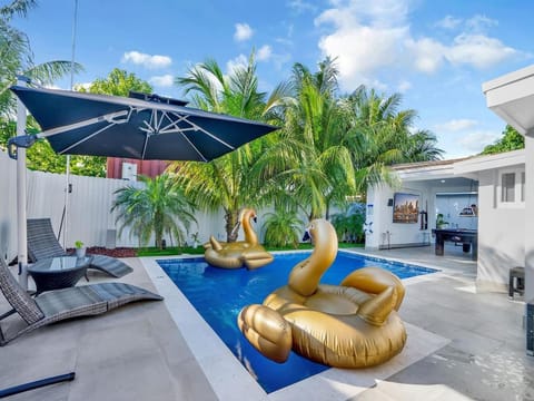 Playhouse! 3mins Hard Rock, Heated Pool, Tub & Games Villa in Miami Gardens
