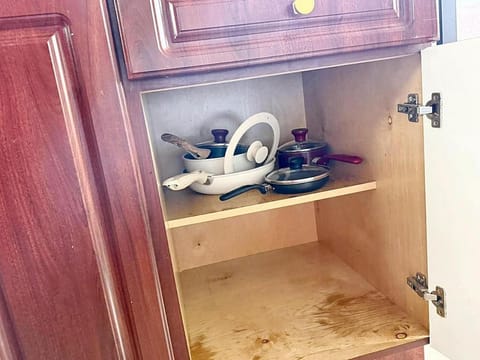 Cottage with Hot Tub, Private Firepit, Entrance, Parking BBQ Apartment in Miami Gardens