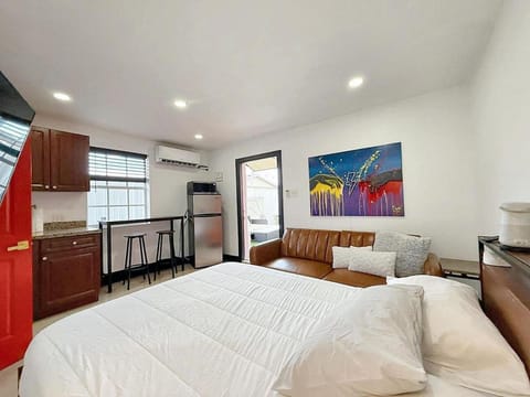 Cottage with Hot Tub, Private Firepit, Entrance, Parking BBQ Apartment in Miami Gardens