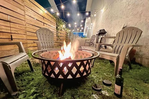 Beach getaway 12min Hot tub Fenced patio & Games House in Saint Augustine