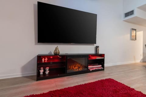 Beach getaway 12min Hot tub Fenced patio & Games House in Saint Augustine