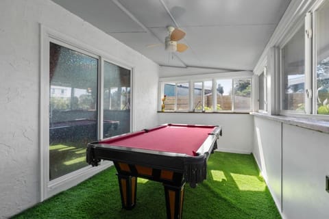 Beach getaway 12min Hot tub Fenced patio & Games House in Saint Augustine