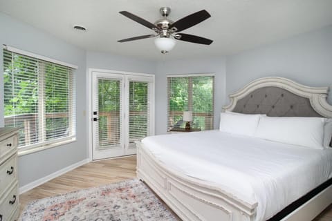 Gatlinburg's Getaway: View, Hot Tub, Theater, MORE House in Gatlinburg