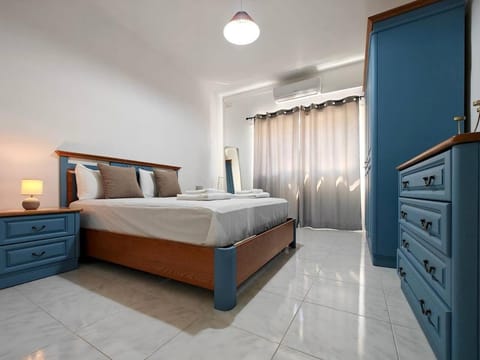 Bed, Photo of the whole room, Bedroom, towels, wardrobe