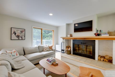 Indoor Hot Tub Sugarbush Retreat on Lincoln Peak House in Warren