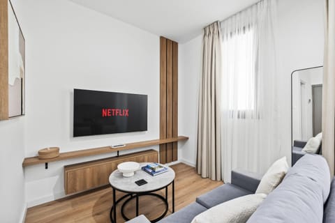 TV and multimedia, Living room, Seating area, Evening entertainment