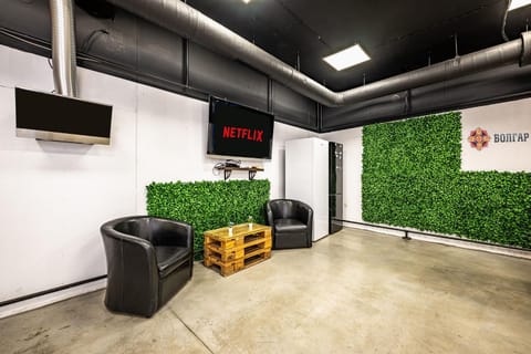 Communal lounge/ TV room, TV and multimedia, Living room, Seating area, Evening entertainment