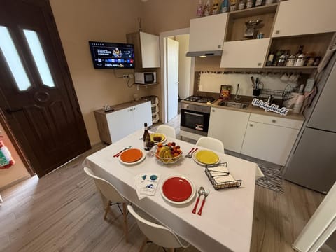 Kitchen or kitchenette, Dining area, stove