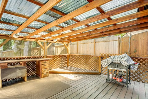 3 Mi to U of O Pet-Friendly Home with Covered Deck! House in Eugene