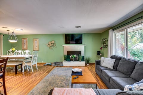 3 Mi to U of O Pet-Friendly Home with Covered Deck! House in Eugene