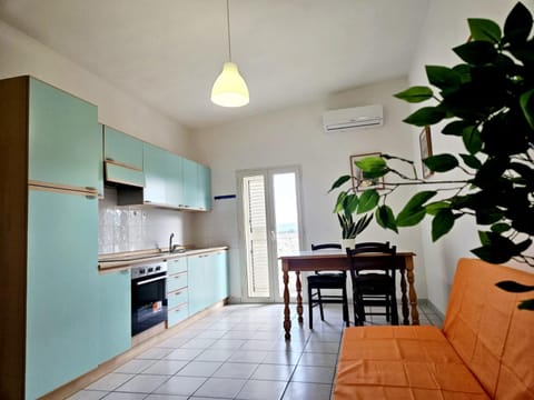 Kitchen or kitchenette, Dining area, oven, stove