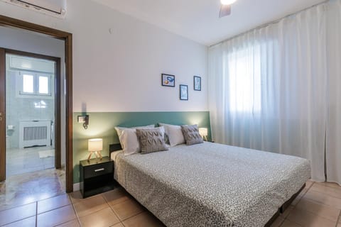 Bathroom, Photo of the whole room, Decorative detail, Bedroom, air conditioner