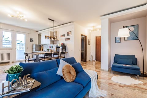 Facade/entrance, Kitchen or kitchenette, Living room, Seating area, microwave, toaster, kitchen