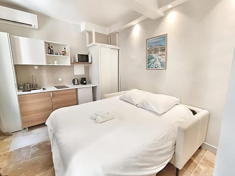 Bed, Kitchen or kitchenette, Photo of the whole room, Bedroom, stove