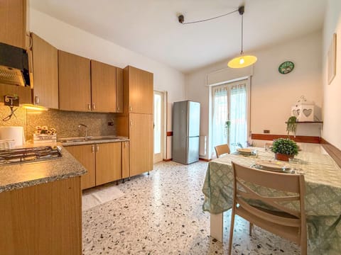 Kitchen or kitchenette, Dining area, stove