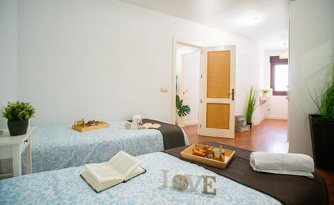 High-End Corner Stay with FREE Parking - Malaga Apartment in Malaga
