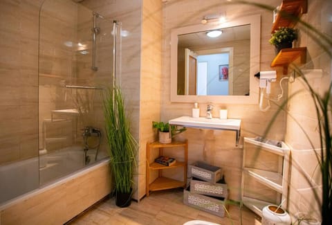 High-End Corner Stay with FREE Parking - Malaga Apartment in Malaga