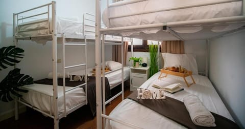 Minimalist Executive Stay with FREE Parking - Malaga Center Apartment in Malaga