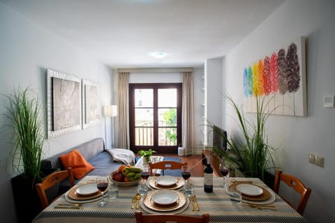 Minimalist Executive Stay with FREE Parking - Malaga Center Apartment in Malaga