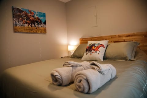 Bed, Photo of the whole room, Bedroom, towels