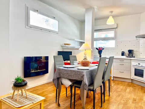 Property building, Kitchen or kitchenette, Living room