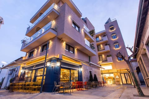 Restaurant/places to eat, Facade/entrance, Lounge or bar, City view, Street view