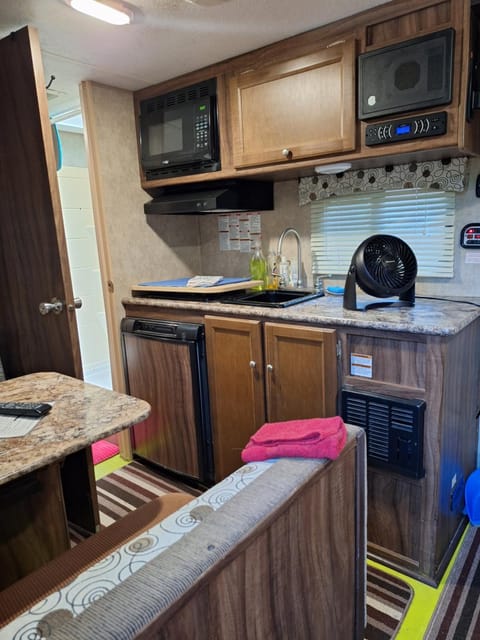 Kitchen or kitchenette, Dining area, microwave, toaster