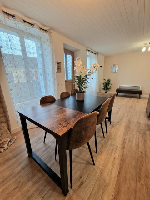 Living room, Seating area, Dining area