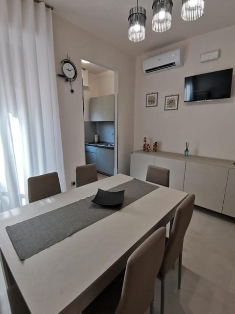 Kitchen or kitchenette, Living room, Dining area, air conditioner