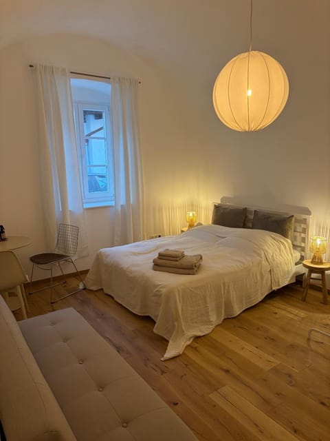 Bed, Photo of the whole room, Seating area, Bedroom, towels